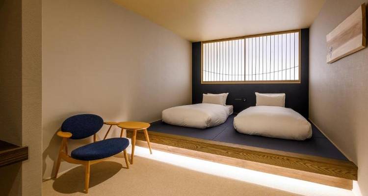 Chambre japonaise moderne et simple avec des lits.