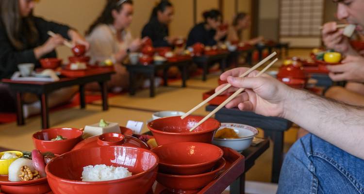 Des personnes qui dînent dans un cadre traditionnel japonais.