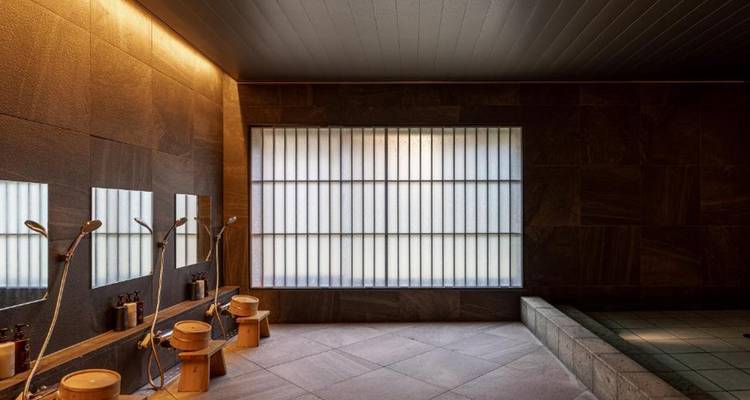 Intérieur d'un bain onsen japonais traditionnel.