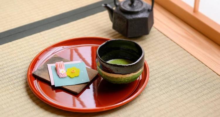 Service à thé japonais avec matcha et sucreries.