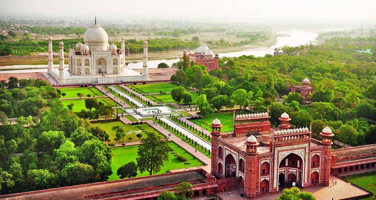 Luftaufnahme des Taj Mahal und seiner umliegenden Gärten.