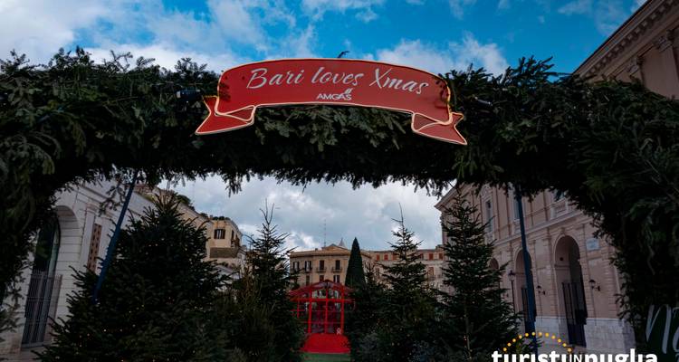 Entrée décorée avec un panneau pour Noël à Bari.