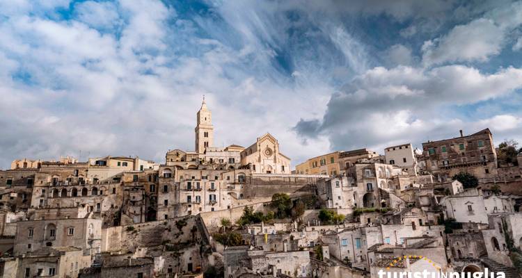Paysage vallonné de bâtiments historiques.