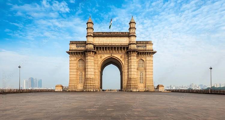La Puerta de la India con un fondo de cielo azul claro.