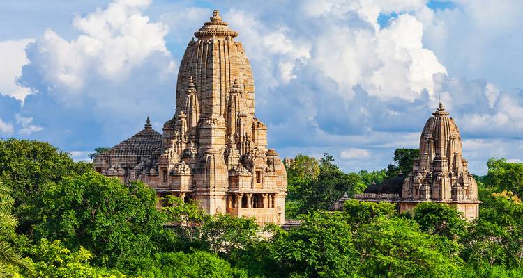 Un templo antiguo y bien conservado rodeado de vegetación.