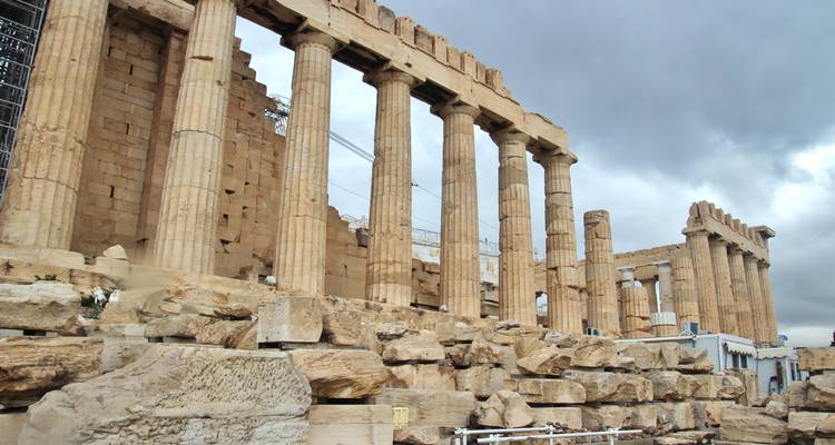 Vue du Parthénon, un temple antique emblématique d'Athènes.