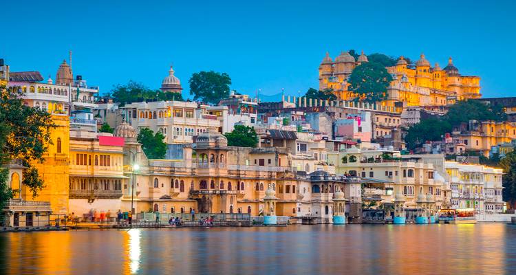 Vista panorámica del histórico Palacio de la Ciudad en Udaipur reflejado en el Lago Pichola.