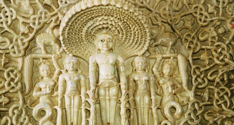 Tallas de piedra intrincadas del Templo Vishnupada en Ranakpur.