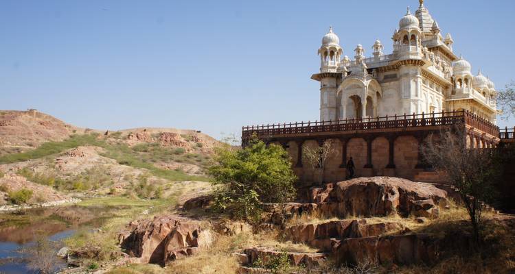 Mausoleo Jaswant Thada en Jodhpur con paisajes rocosos circundantes.
