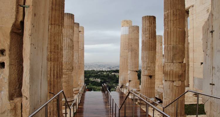 Vue à travers les colonnes sur la ville en contrebas.