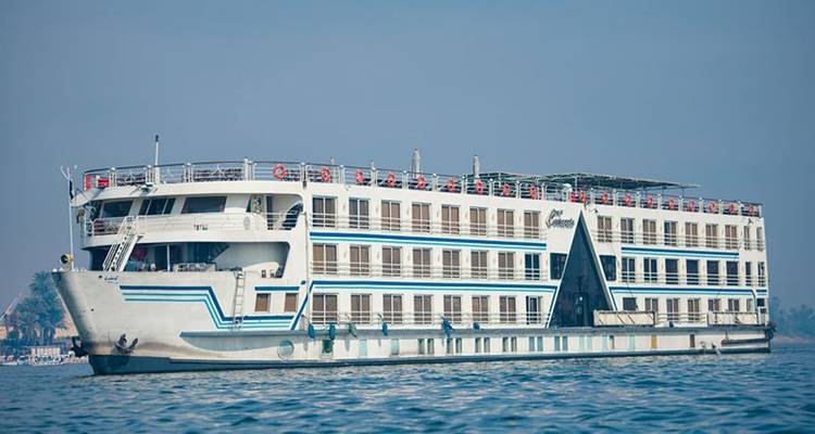 Gran crucero en el río.