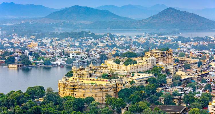 Vogelperspektive von Udaipur mit einem Palast am See.