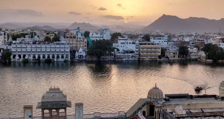 Sonnenuntergangsblick über den See und die Stadtlandschaft in Udaipur.