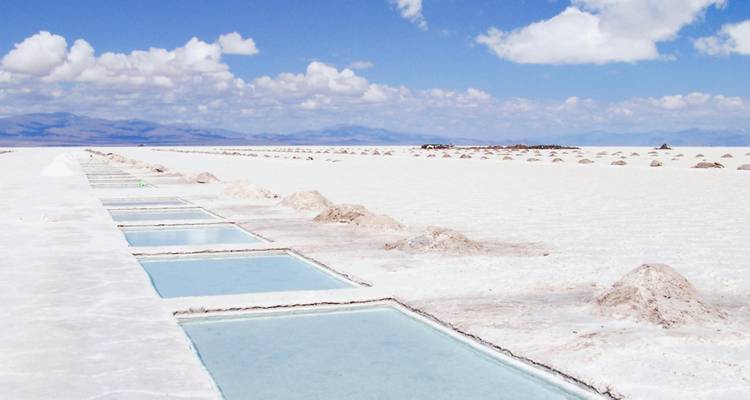 Estanques de evaporación de sal en una salina.
