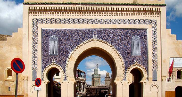 Imposante porte d'entrée avec un travail de carrelage complexe à Fès.
