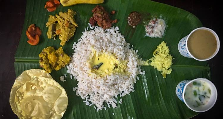 Een traditionele Indiase maaltijd geserveerd op een bananenblad.