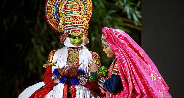 Twee uitvoerders in traditionele Indiase Kathakali-kostuums.