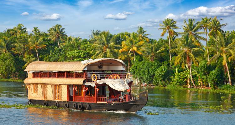 Une péniche traditionnelle sur les backwaters du Kerala.