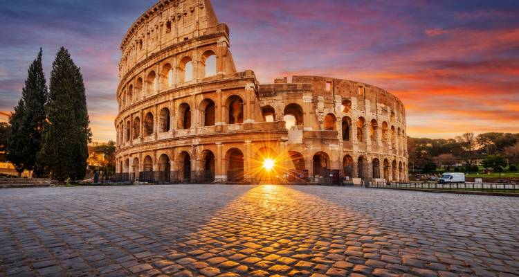 Vue emblématique du Colisée avec une lueur d'aurore.