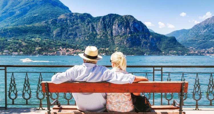 Couple assis sur un banc avec vue sur le lac de Côme.