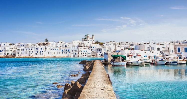 Bateaux de pêche amarrés dans le port de Paros.