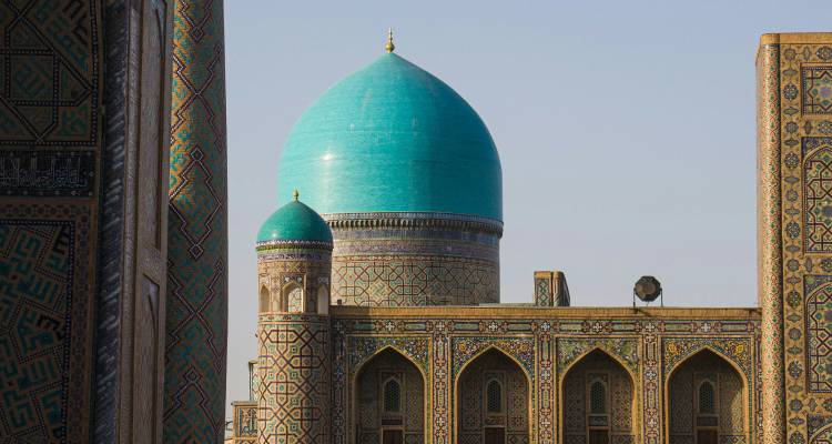 Détail d'une mosquée à dôme bleu avec un travail de carrelage complexe.