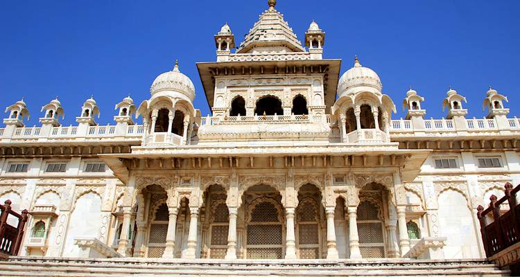 Ein gut geschmücktes weißes Marmormausoleum.