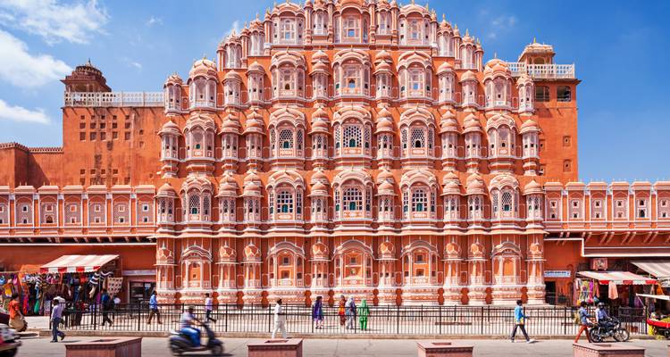 Hawa Mahal mit seiner ikonischen rosa Fassade.