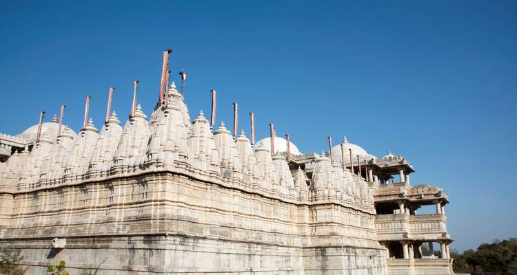 Ein Tempel mit zahlreichen Kuppeln und architektonischen Details.