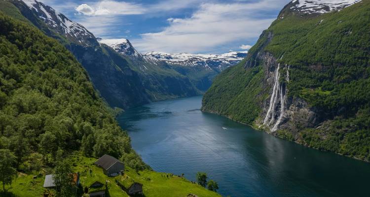 Un fjord pittoresque à Geiranger, en Norvège, avec une eau claire et une cascade.