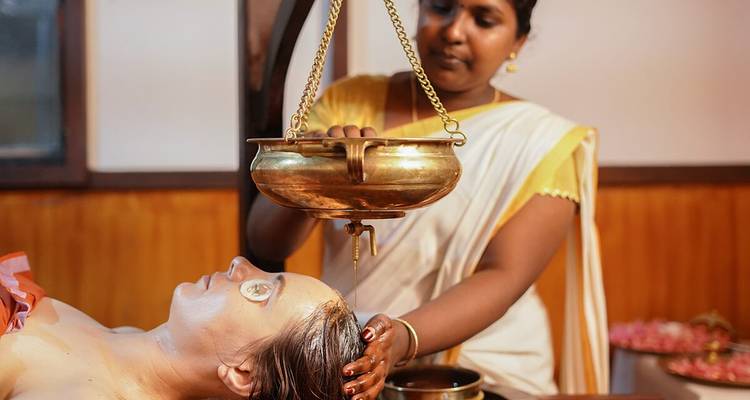 Tratamiento de spa ayurvédico con una mujer acostada.