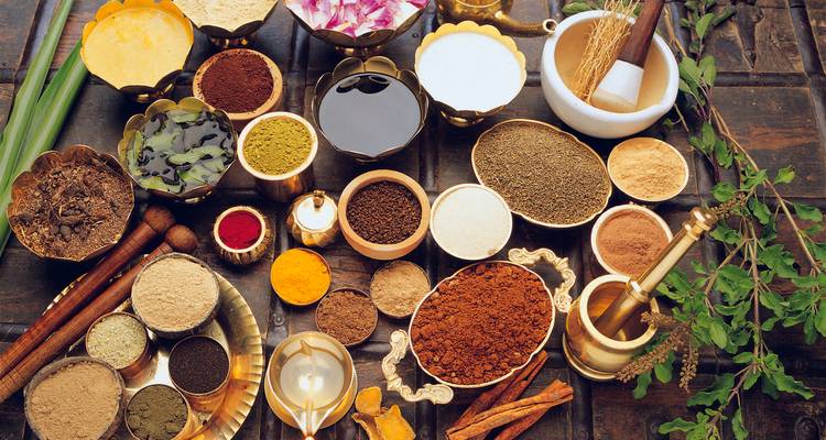 Una variedad de hierbas y especias ayurvédicas exhibidas.
