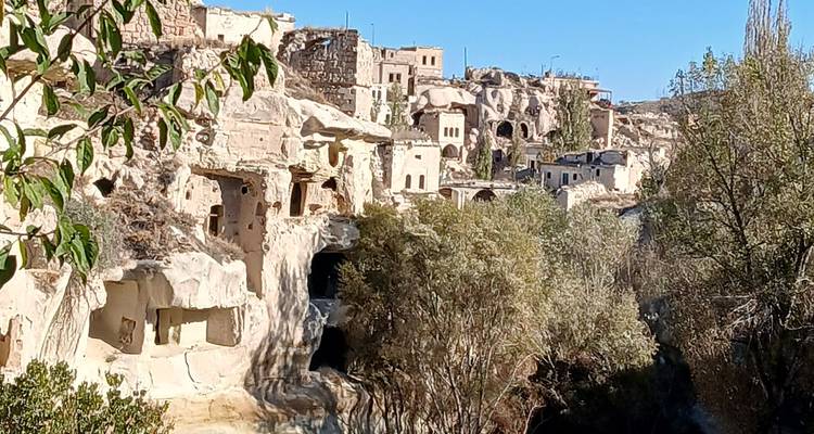 Viviendas excavadas en cuevas talladas en un acantilado.