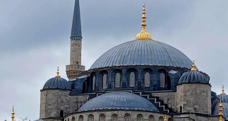 Cúpula de Santa Sofía con un cielo nublado en Estambul.