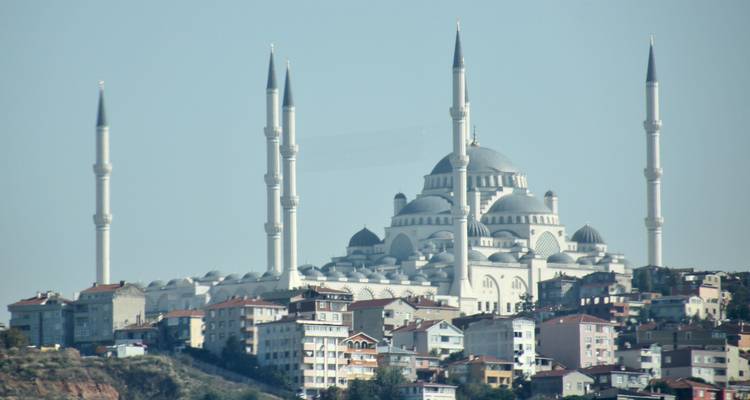 Gran mezquita con múltiples minaretes en Estambul.