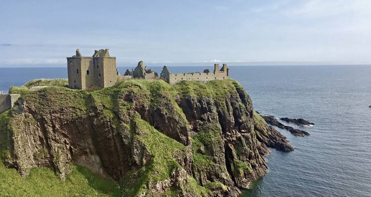 Die dramatischen Ruinen von Dunnottar Castle thronen auf einer felsigen Meeresklippe mit Blick auf die Nordsee