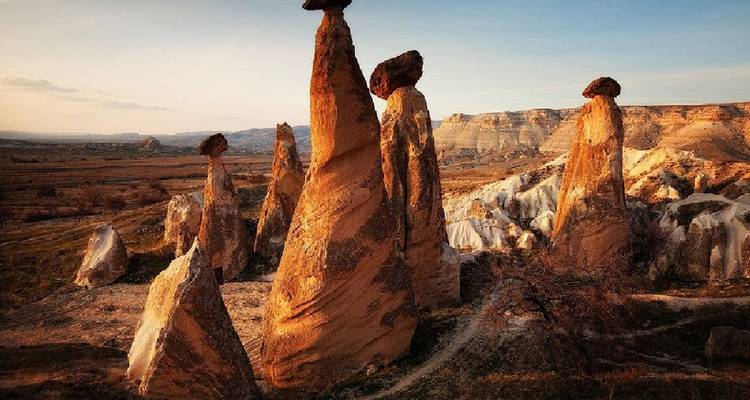 Formations rocheuses au coucher du soleil dans un paysage désertique.