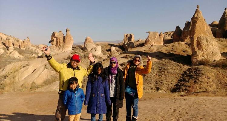 Famille posant devant des formations rocheuses du désert.