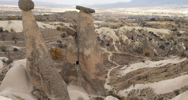 Des formations rocheuses uniques dans un paysage désertique.