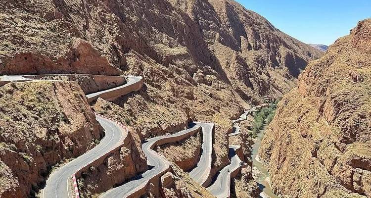 Route sinueuse à travers un canyon rocheux