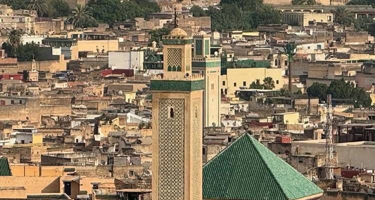 Luchtfoto van een stadsgezicht met een moskeetoren