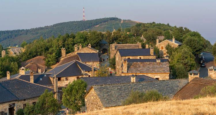 Encantador pueblo con casas de piedra y colinas distantes como telón de fondo.