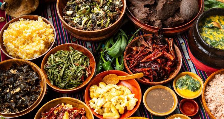 Verschiedene traditionelle bhutanesische Gerichte auf einem Tisch präsentiert