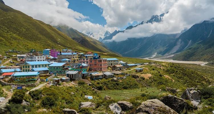 Colorido pueblo en la ladera situado contra montañas verdes y exuberantes.