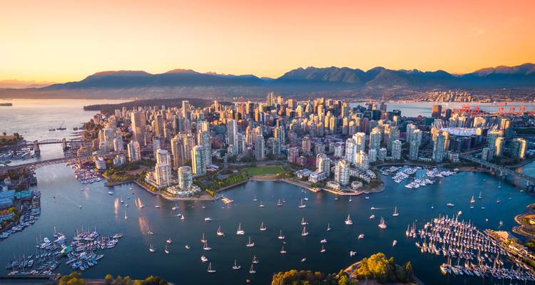 Luftaufnahme der Skyline von Vancouver mit Booten und Meer.