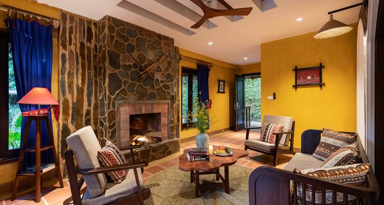 Warmes und einladendes Wohnzimmer mit Kamin und gemütlichen Sitzgelegenheiten.