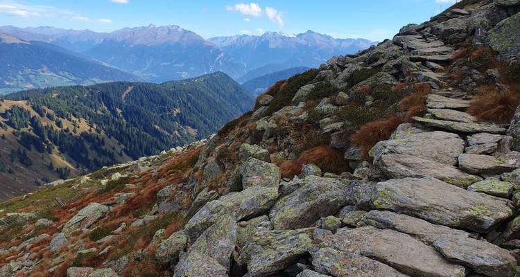Sentier de montagne rocheuse avec une vue panoramique.