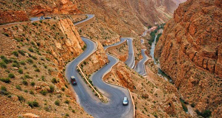 Carretera serpenteante de montaña a través de un paisaje árido.
