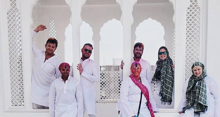 Gruppe posiert mit buntem Pulver auf der Kleidung nach Holi-Feier.