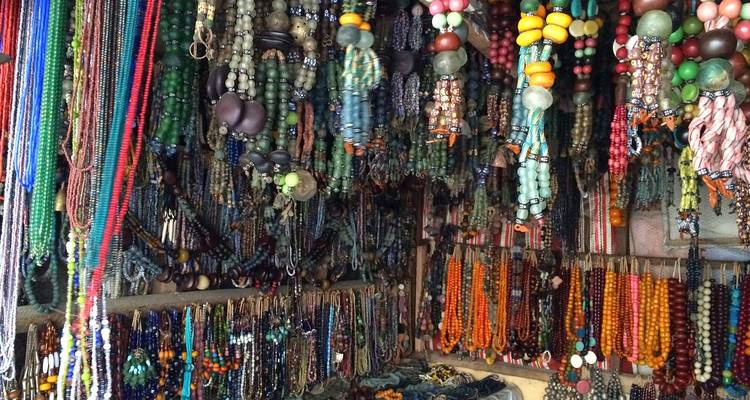 Un étal présentant une variété de perles et de colliers colorés.